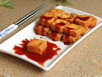<b>有一道闻起来很臭吃起来很香的美食油炸臭豆腐 做法步骤</b>