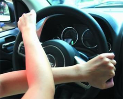<b>汽车爆胎能打方向盘与踩刹车吗</b>
